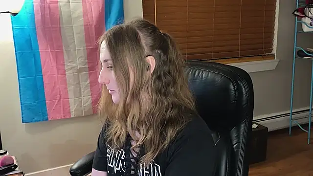 luluvaladon online show from 09/26/25, 04:16