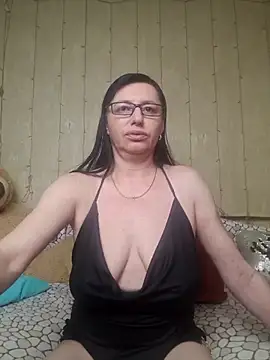 Snapshot of Amberhotqueen chatting on 01/15/25, 11:21 Amberhotqueen online show from 01/15/25, 11:21