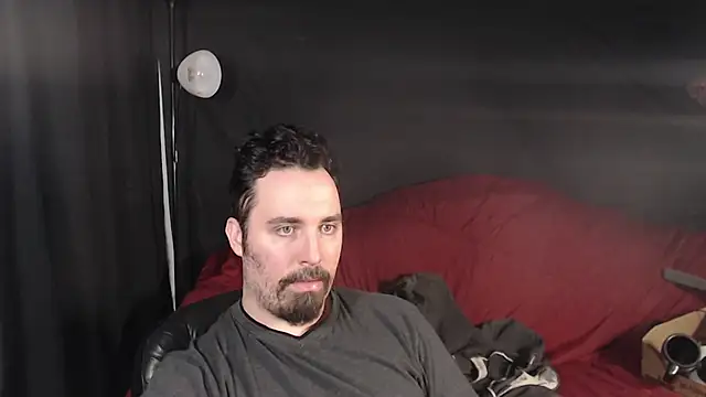 Snapshot of Metalstud chatting on 02/08/25, 01:11 Metalstud online show from 02/08/25, 01:11