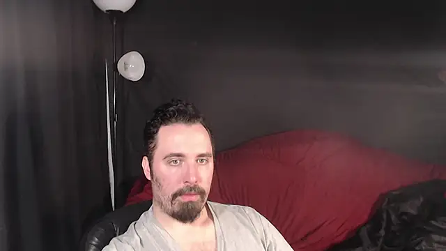 Snapshot of Metalstud chatting on 02/10/25, 02:08 Metalstud online show from 02/10/25, 02:08