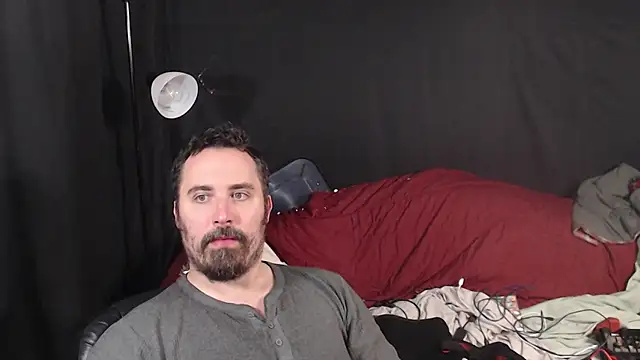 Snapshot of Metalstud chatting on 10/25/25, 03:14 Metalstud online show from 10/25/25, 03:14