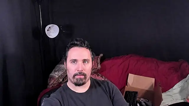 Snapshot of Metalstud chatting on 11/25/25, 03:28 Metalstud online show from 11/25/25, 03:28