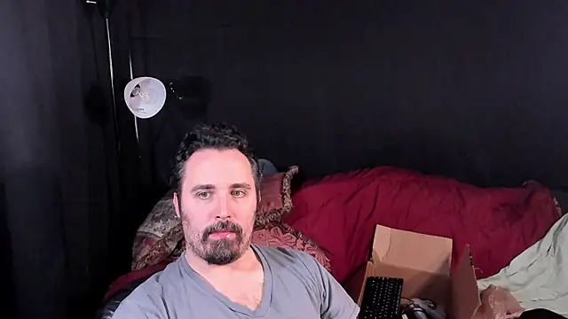 Snapshot of Metalstud chatting on 11/27/25, 02:57 Metalstud online show from 11/27/25, 02:57