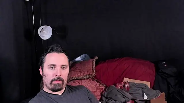 Snapshot of Metalstud chatting on 11/30/25, 04:05 Metalstud online show from 11/30/25, 04:05