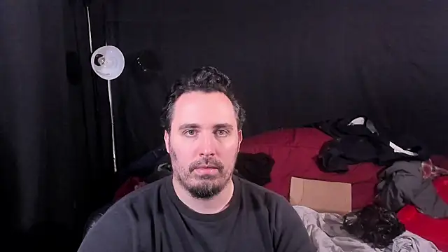 Snapshot of Metalstud chatting on 12/15/25, 04:28 Metalstud online show from 12/15/25, 04:28