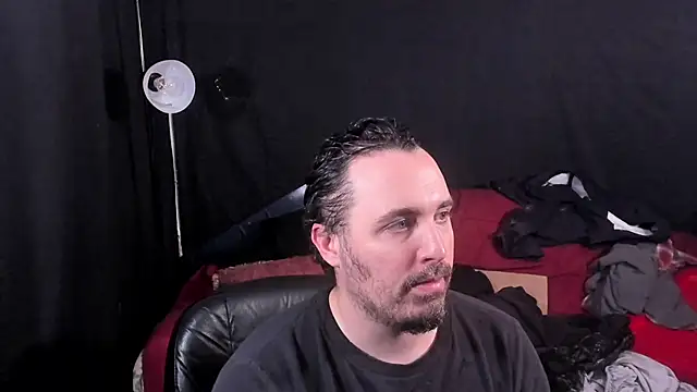 Snapshot of Metalstud chatting on 12/17/25, 03:56 Metalstud online show from 12/17/25, 03:56