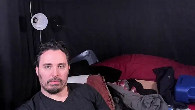 Snapshot of Metalstud chatting on 12/20/25, 11:45 Metalstud online show from 12/20/25, 11:45