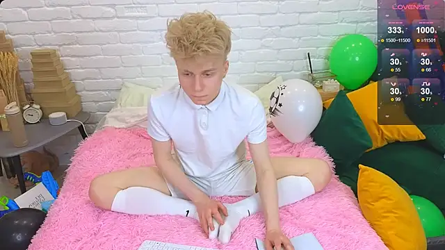 Snapshot of LandelRay chatting on 03/15/25, 08:54 LandelRay online show from 03/15/25, 08:54