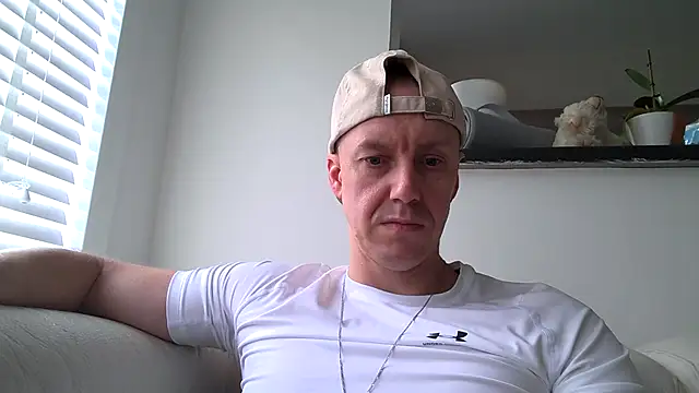 Snapshot of ploki2180 chatting on 10/26/25, 12:33 ploki2180 online show from 10/26/25, 12:33