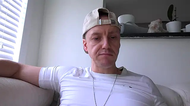 Snapshot of ploki2180 chatting on 11/02/25, 02:52 ploki2180 online show from 11/02/25, 02:52