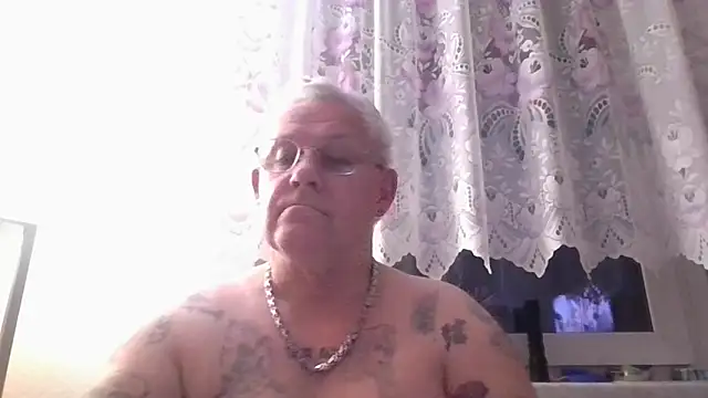 Snapshot of smaili1513 chatting on 09/16/25, 04:02 smaili1513 online show from 09/16/25, 04:02