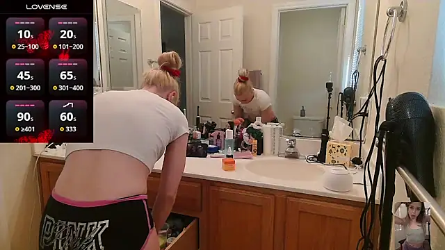 Snapshot of Blondiewithanass chatting on 05/05/26, 01:57 Blondiewithanass online show from 05/05/26, 01:57