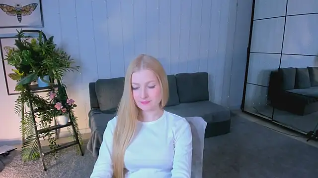 Snapshot of Laly_Peach chatting on 02/24/25, 04:15 Laly Peach online show from 02/24/25, 04:15