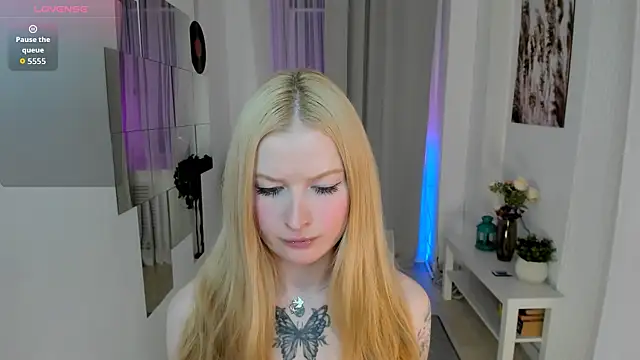 Snapshot of Laly_Peach chatting on 09/20/25, 04:08 Laly Peach online show from 09/20/25, 04:08