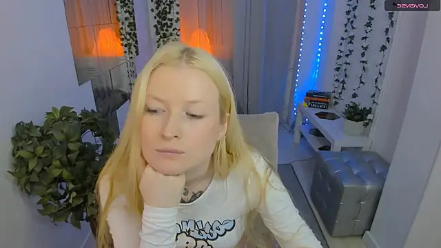 Snapshot of Laly_Peach chatting on 06/03/26, 02:33 Laly Peach online show from 06/03/26, 02:33