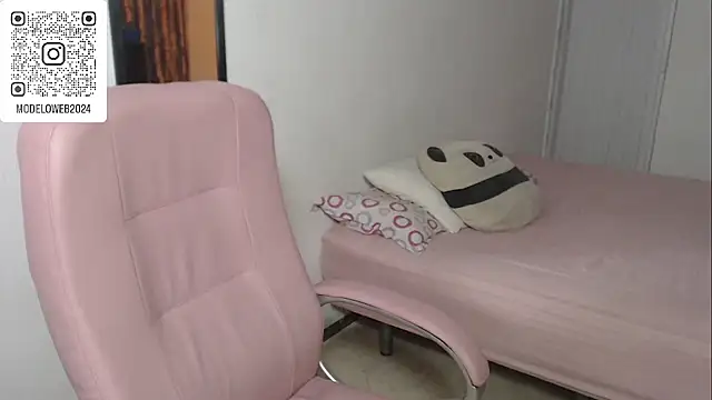 Snapshot of moon_cat85 chatting on 02/21/25, 12:38 moon cat85 online show from 02/21/25, 12:38