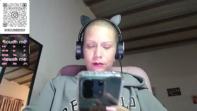 Snapshot of moon_cat85 chatting on 03/06/25, 01:37 moon cat85 online show from 03/06/25, 01:37