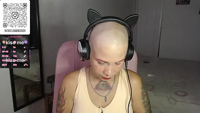 Snapshot of moon_cat85 chatting on 03/06/25, 10:04 moon cat85 online show from 03/06/25, 10:04