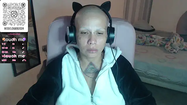 Snapshot of moon_cat85 chatting on 03/08/25, 06:32 moon cat85 online show from 03/08/25, 06:32