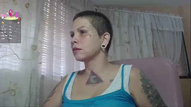 Snapshot of moon_cat85 chatting on 09/13/25, 04:51 moon cat85 online show from 09/13/25, 04:51
