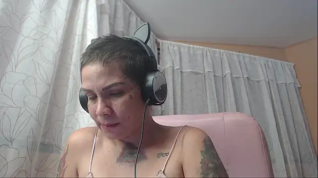Snapshot of moon_cat85 chatting on 10/03/25, 10:07 moon cat85 online show from 10/03/25, 10:07