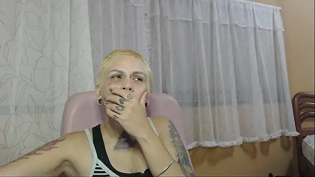 Snapshot of moon_cat85 chatting on 10/16/25, 02:56 moon cat85 online show from 10/16/25, 02:56
