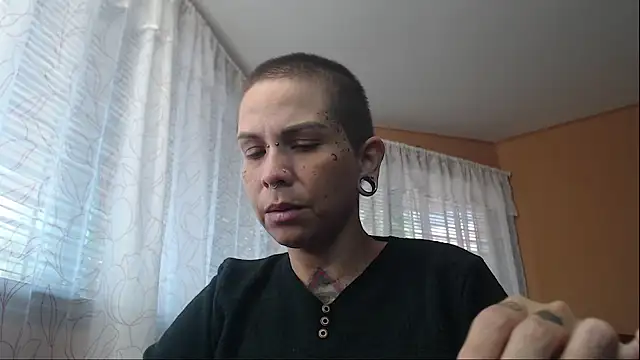 Snapshot of moon_cat85 chatting on 02/02/26, 05:44 moon cat85 online show from 02/02/26, 05:44