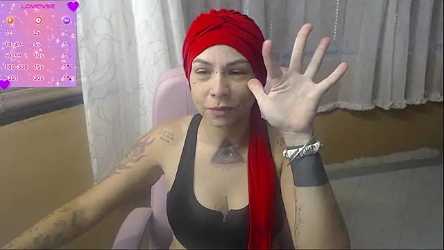 Snapshot of moon_cat85 chatting on 06/16/26, 04:31 moon cat85 online show from 06/16/26, 04:31