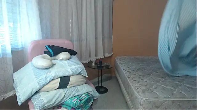 Snapshot of moon_cat85 chatting on 07/13/26, 04:43 moon cat85 online show from 07/13/26, 04:43