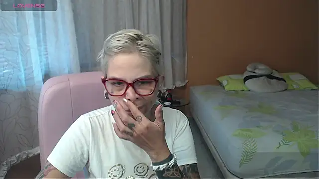 Snapshot of moon_cat85 chatting on 07/17/26, 12:45 moon cat85 online show from 07/17/26, 12:45