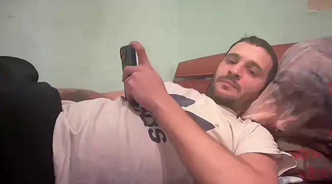 Snapshot of AlexandruUK chatting on 03/11/25, 02:51 AlexandruUK online show from 03/11/25, 02:51