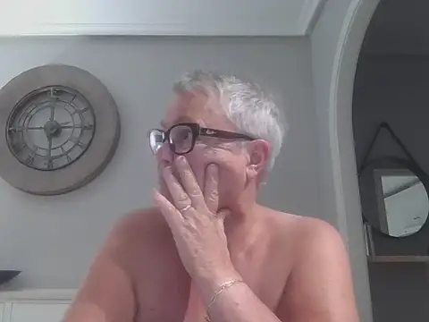 GrannyChrissy68 online show from 10/28/25, 08:33