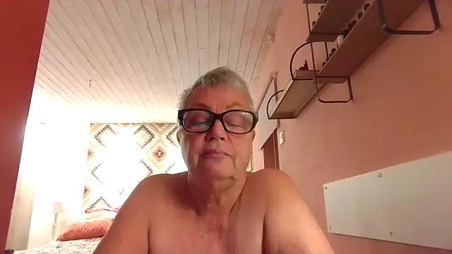 GrannyChrissy68 online show from 12/04/25, 02:59
