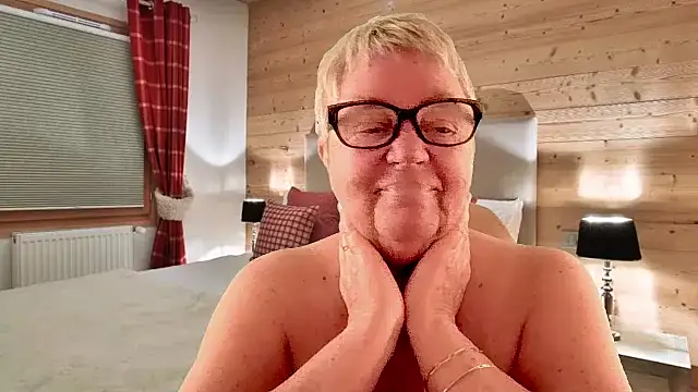 GrannyChrissy68 online show from 04/01/26, 01:34