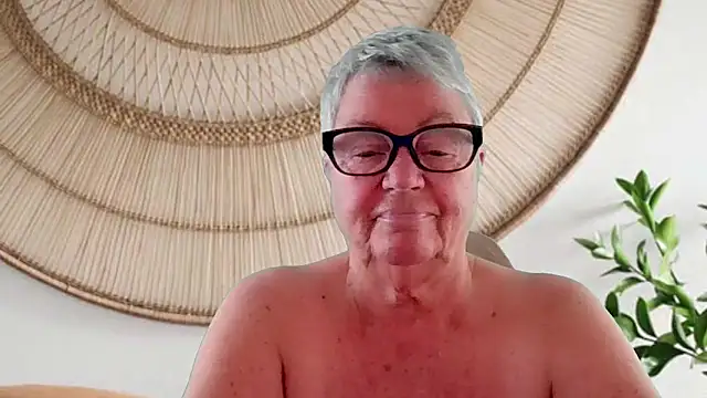 GrannyChrissy68 online show from 04/19/26, 12:26