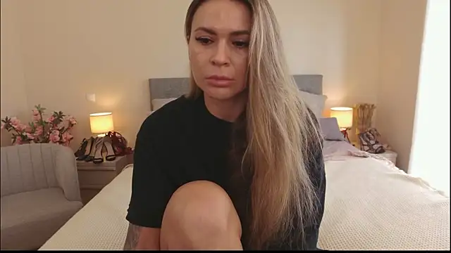 Snapshot of your_poison-girl chatting on 02/02/26, 01:10 your poison-girl online show from 02/02/26, 01:10