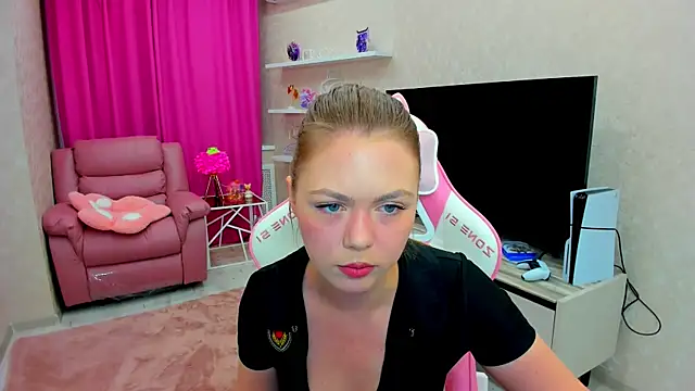 Strawberrye online show from 10/15/25, 03:28