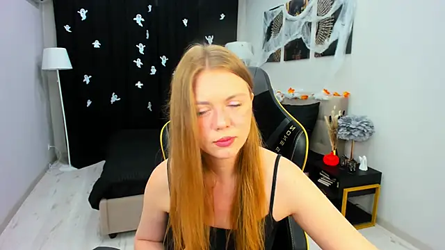 Strawberrye online show from 10/28/25, 04:38