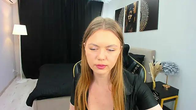 Strawberrye online show from 11/19/25, 03:28