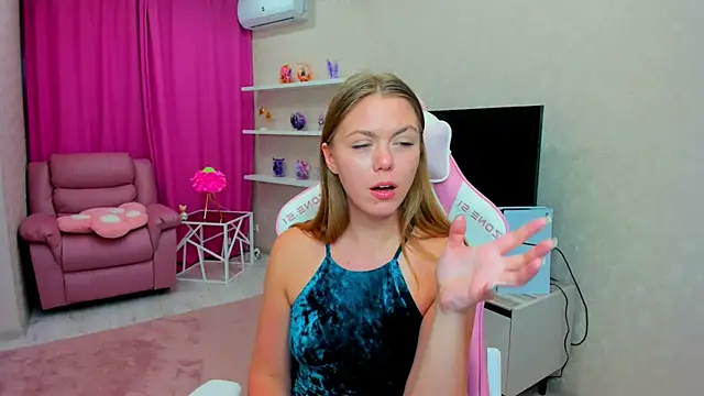 Strawberrye online show from 02/15/26, 07:51