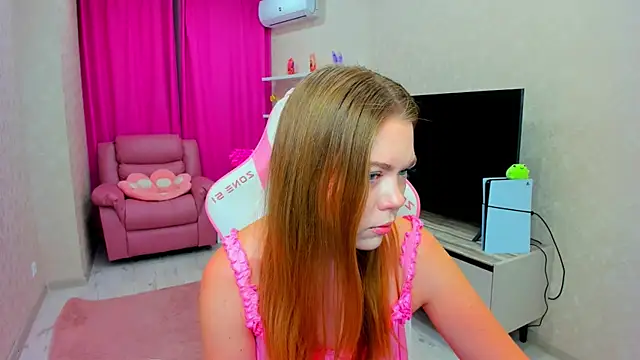 Snapshot of Strawberrye chatting on 06/18/26, 03:18 Strawberrye online show from 06/18/26, 03:18