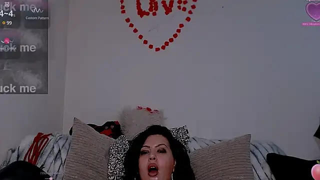 Snapshot of UrNaughtyGfMilf chatting on 03/16/25, 08:10 UrNaughtyGfMilf online show from 03/16/25, 08:10