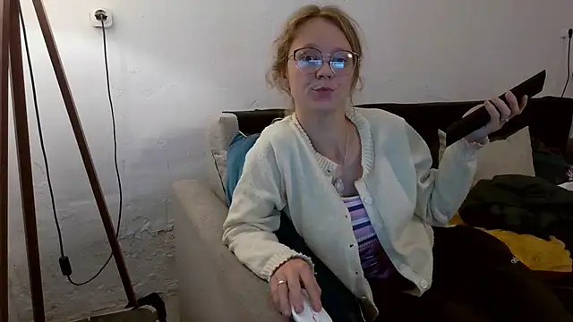 Snapshot of little-leni chatting on 06/02/26, 07:16 little-leni online show from 06/02/26, 07:16
