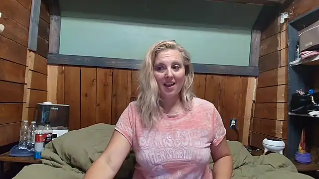 Snapshot of lisaxlovexxx chatting on 07/16/26, 03:45 lisaxlovexxx online show from 07/16/26, 03:45