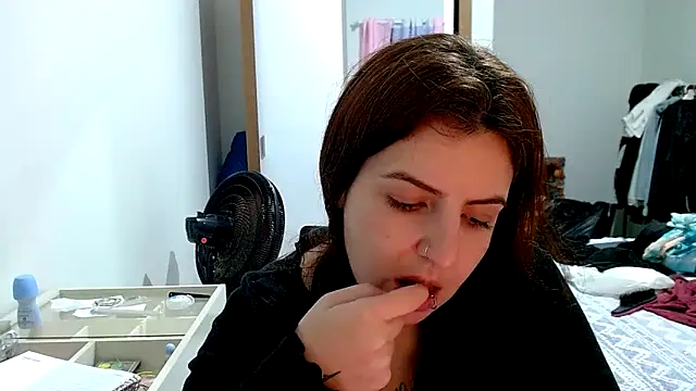 Snapshot of chelbyy chatting on 10/01/25, 12:38 chelbyy online show from 10/01/25, 12:38