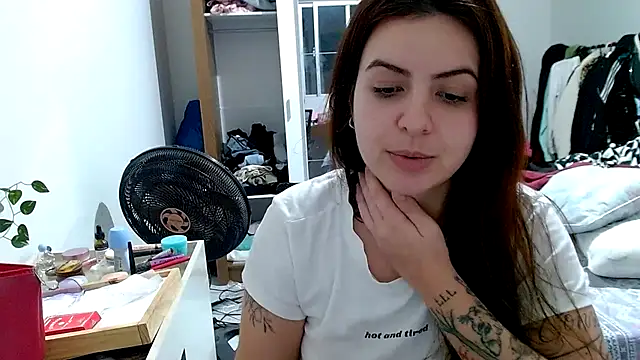 Snapshot of chelbyy chatting on 10/14/25, 02:34 chelbyy online show from 10/14/25, 02:34