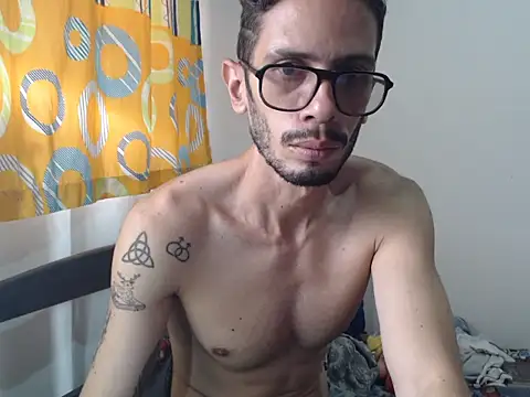 Snapshot of alisterxxx chatting on 05/21/26, 03:52 alisterxxx online show from 05/21/26, 03:52
