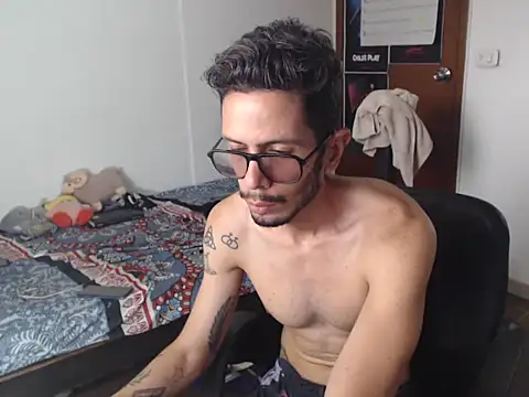 Snapshot of alisterxxx chatting on 05/25/26, 03:18 alisterxxx online show from 05/25/26, 03:18