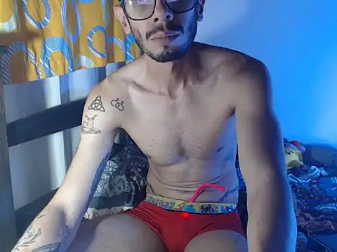 Snapshot of alisterxxx chatting on 05/28/26, 02:42 alisterxxx online show from 05/28/26, 02:42