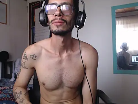 Snapshot of alisterxxx chatting on 05/28/26, 04:04 alisterxxx online show from 05/28/26, 04:04